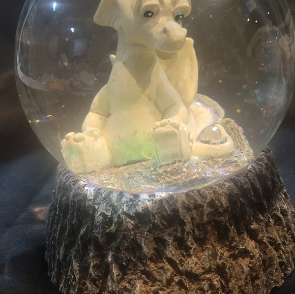 **LOT** 2 World of Krystonia Snowglobes - Picture 2 of 6